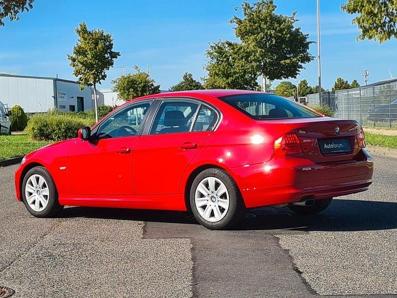 Gebraucht BMW 320 170 PS (125 kW) 2010 Rot Limousine