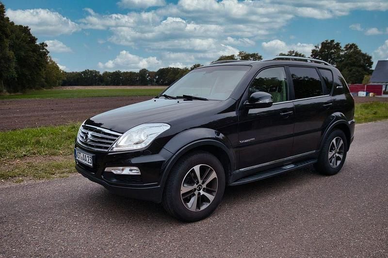 Schwarz Gebraucht 2017 Ssangyong (KGM) Rexton Sapphire SUV | 15.500 € - Bild 1/4