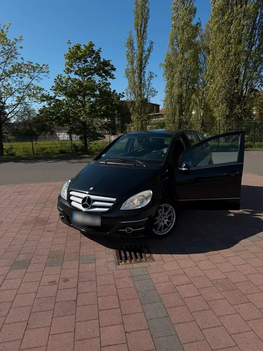 Używany Mercedes B200 193 KM (141 kW) 2011 Czarny Minivan