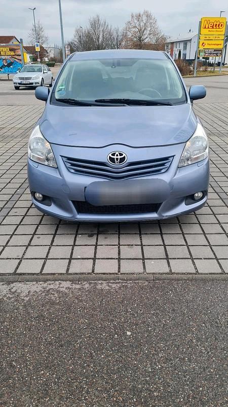 Grau Gebraucht 2010 Toyota Verso Van / Kleinbus | 4.900 € (Guter Preis) - Bild 1/4