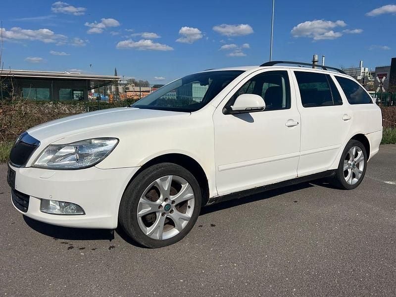 Usado Skoda Octavia Elegance 140 HP (102 kW) 2011 Branco Carrinha