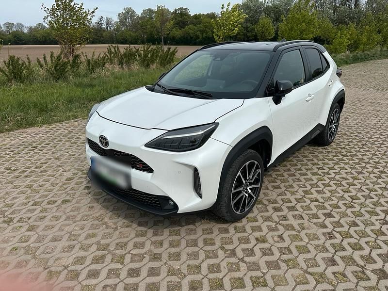 Weiß Gebraucht 2022 Toyota Yaris Hybrid SUV | 18.000 € (Guter Preis) - Bild 1/4