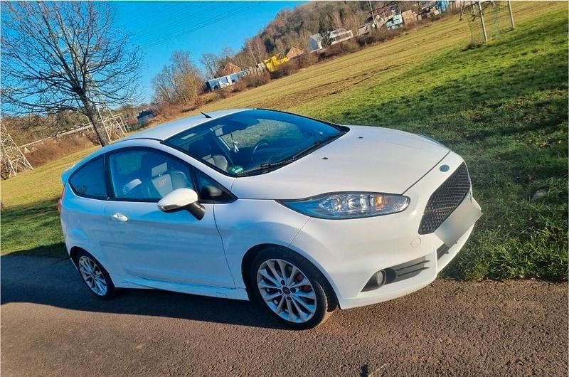 Weiß Gebraucht 2014 Ford Fiesta ST Kleinwagen | 8.500 € (Fairer Preis) - Bild 1/4