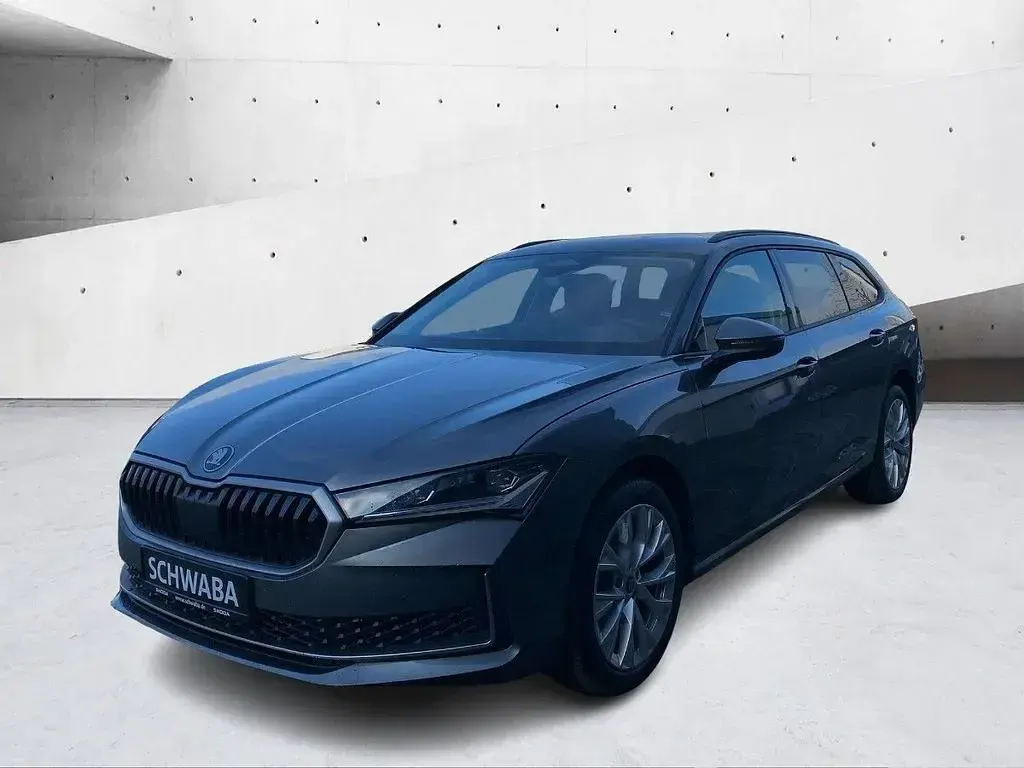 Neu Skoda Superb SportLine 150 PS (110 kW) 2026 Graphitegrau metallic Kombi
