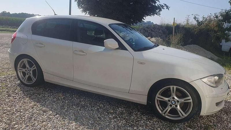 Weiß Gebraucht 2009 BMW 118 Sport Line Kleinwagen | 4.999 € (Fairer Preis) - Bild 1/4