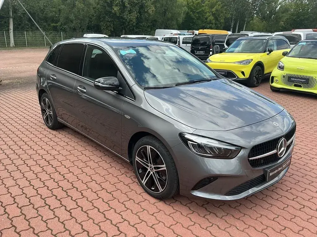 Gebraucht Mercedes B250e 218 PS (160 kW) 2025 Metalliclack mountaingrau Kleinwagen