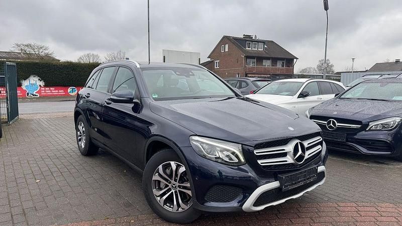 Blau (cavansitblau metalliclack) Gebraucht 2017 Mercedes GLC220 SUV | 24.950 € (Fairer Preis) - Bild 1/4