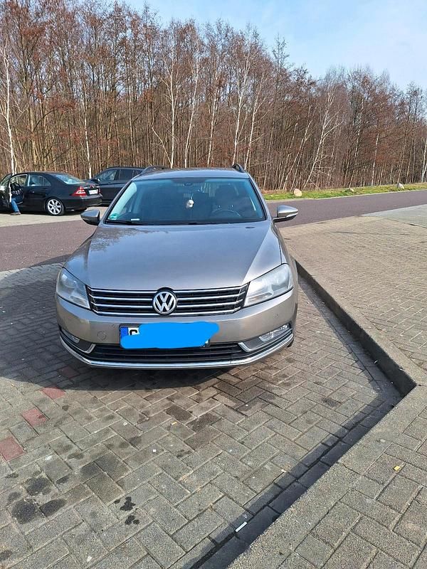 Braun Gebraucht 2014 VW Passat Kombi | 8.200 € (Fairer Preis) - Bild 1/4
