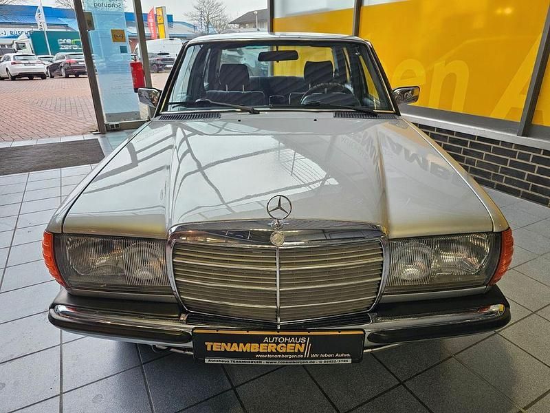 Gebraucht Mercedes 200 109 PS (80 kW) 1983 Silber Limousine