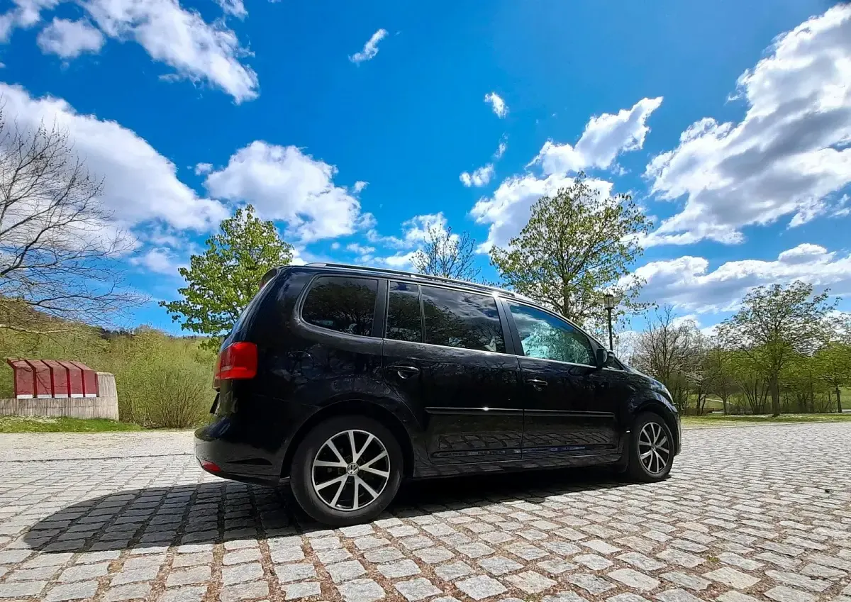 Gebraucht VW Touran 105 PS (77 kW) 2016 Schwarz Van / Kleinbus