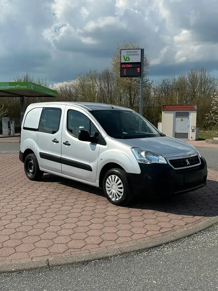 Gebraucht Peugeot Partner 100 PS (73 kW) 2017 Silber Van / Kleinbus