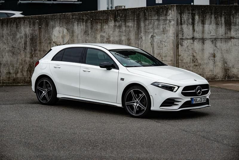 Weiß Gebraucht 2020 Mercedes A250 AMG line Limousine | 27.000 € - Bild 1/4