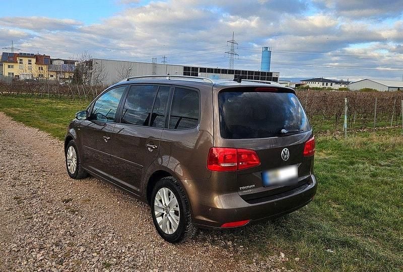 Gebraucht VW Touran 105 PS (77 kW) 2014 Braun Van / Kleinbus