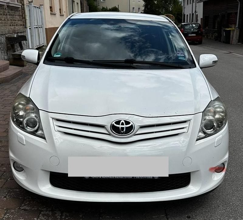 Weiß Gebraucht 2011 Toyota Auris Club Limousine | 6.500 € (Fairer Preis) - Bild 1/4