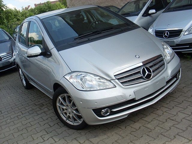 Silber Gebraucht 2011 Mercedes A180 Elegance Van / Kleinbus | 6.990 € (Fairer Preis) - Bild 1/4