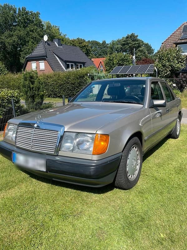 Grau Gebraucht 1986 Mercedes E300 Limousine | 7.599 € - Bild 1/4