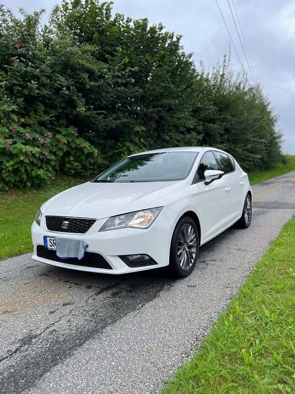 Weiß Gebraucht 2015 Seat Leon I-Tech Limousine | 8.125 € (Guter Preis) - Bild 1/4