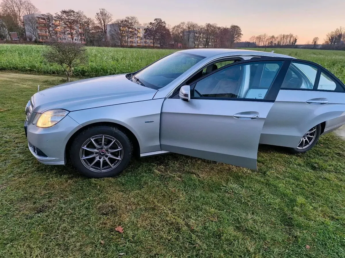 Second-hand Mercedes E200 184 CP (135 kW) 2011 Argintiu Berlinǎ