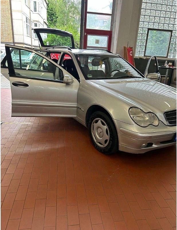 Gebraucht Mercedes 220 143 PS (105 kW) 2002 Silber Kombi