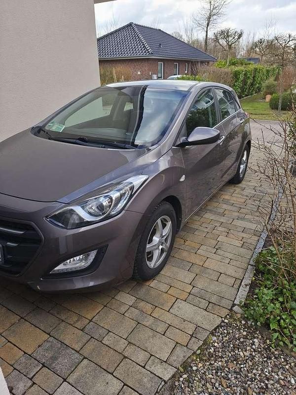 Gebraucht Hyundai i30 YES! 101 PS (74 kW) 2015 Braun Kleinwagen
