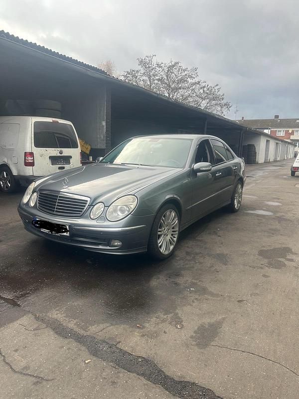 Grau Gebraucht 2006 Mercedes E280 Limousine | 4.400 € (Fairer Preis) - Bild 1/4