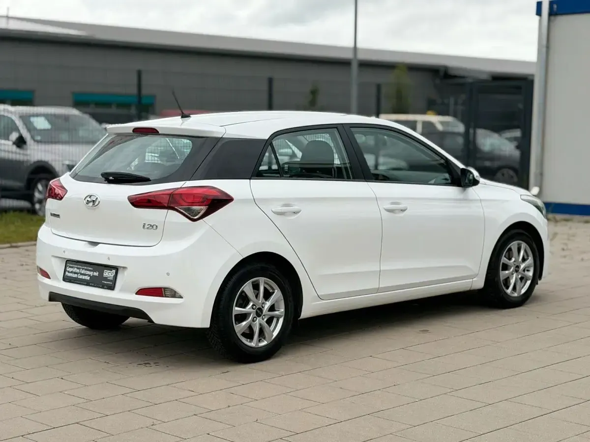 Gebraucht Hyundai i20 Style 101 PS (74 kW) 2016 Weiß Kleinwagen