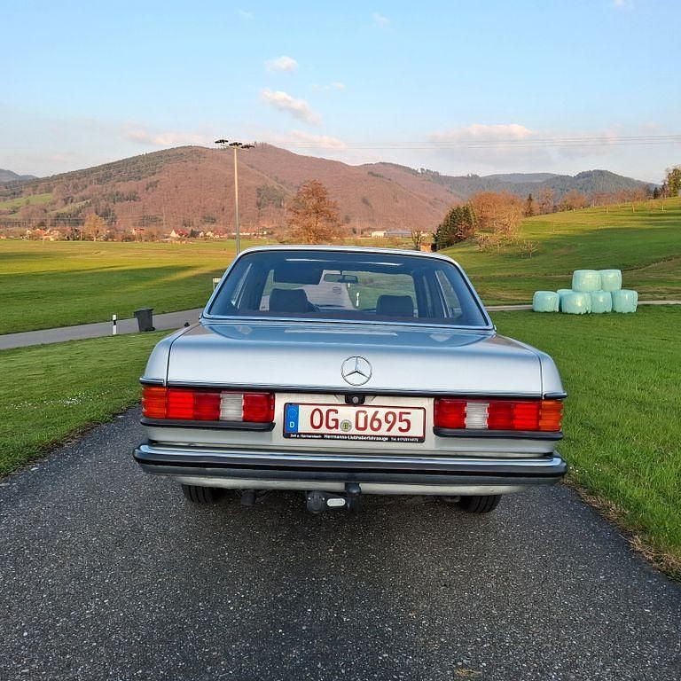 Gebraucht Mercedes 200 109 PS (80 kW) 1982 Silber Limousine