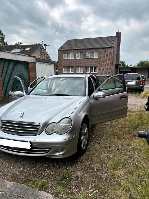 Silber Gebraucht 2004 Mercedes 200 Limousine | 3.350 € - Bild 1/4