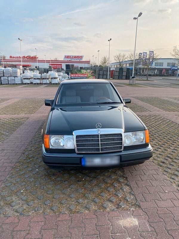 Grau Gebraucht 1991 Mercedes E200 Limousine | 11.000 € - Bild 1/4