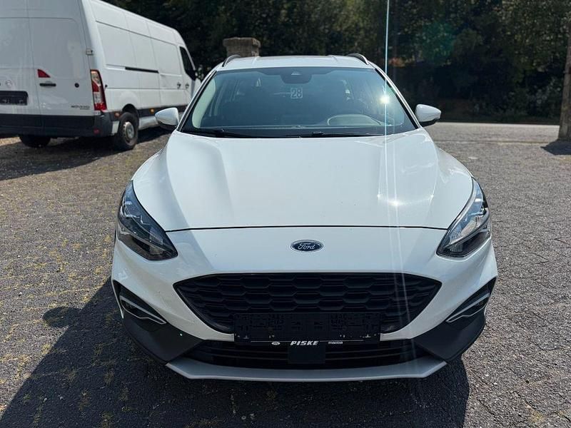 Weiß Gebraucht 2021 Ford Focus Active Limousine | 11.699 € - Bild 1/4
