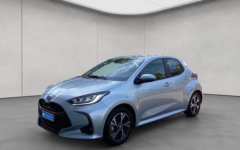 Schwarz Neu 2025 Toyota Yaris Hybrid Comfort Limousine | 27.950 € - Bild 1/4