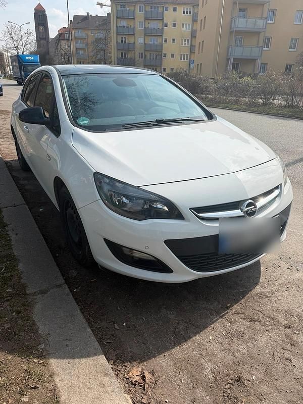 Second-hand Opel Astra 110 CP (80 kW) 2014 Alb Berlinǎ