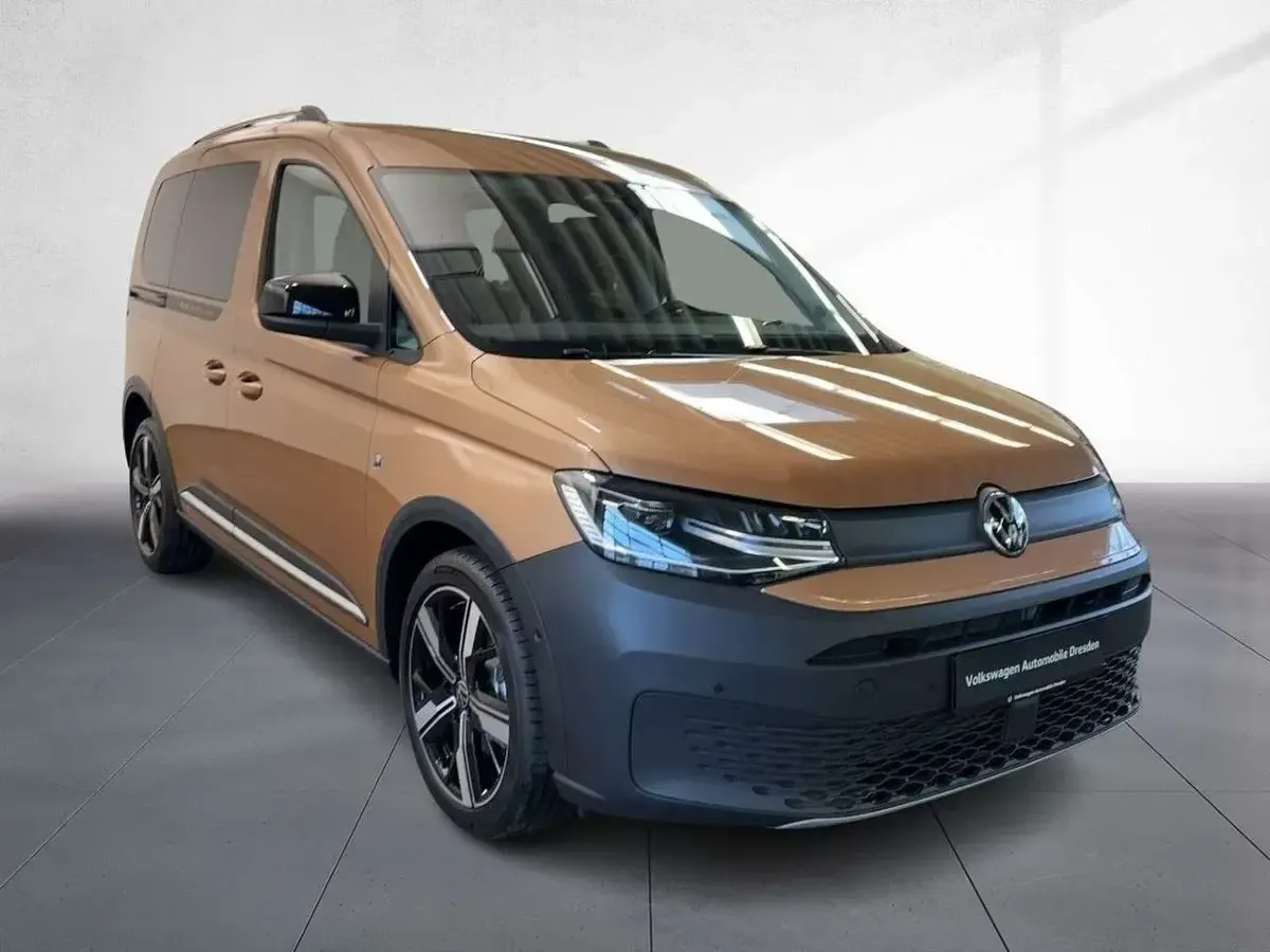 Neu VW Caddy PanAmericana 122 PS (89 kW) 2025 Copper bronze metallic Van / Kleinbus