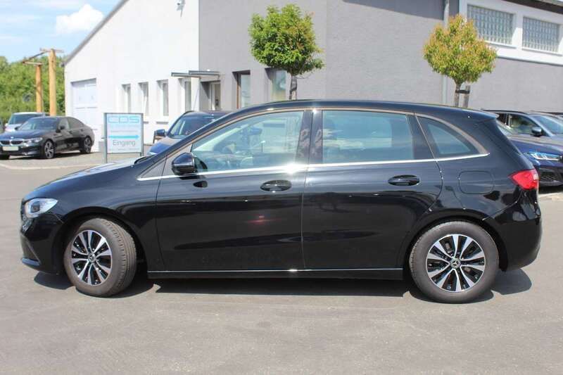 Kosmosschwarz Gebraucht 2022 Mercedes B200 Van / Kleinbus | 29.980 € (Etwas zu teuer) - Bild 1/4