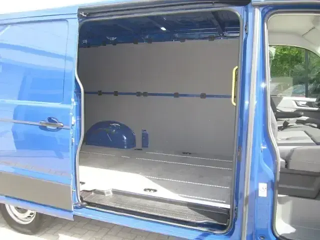 Second-hand VW Crafter 140 CP (102 kW) 2020 Albastru Van