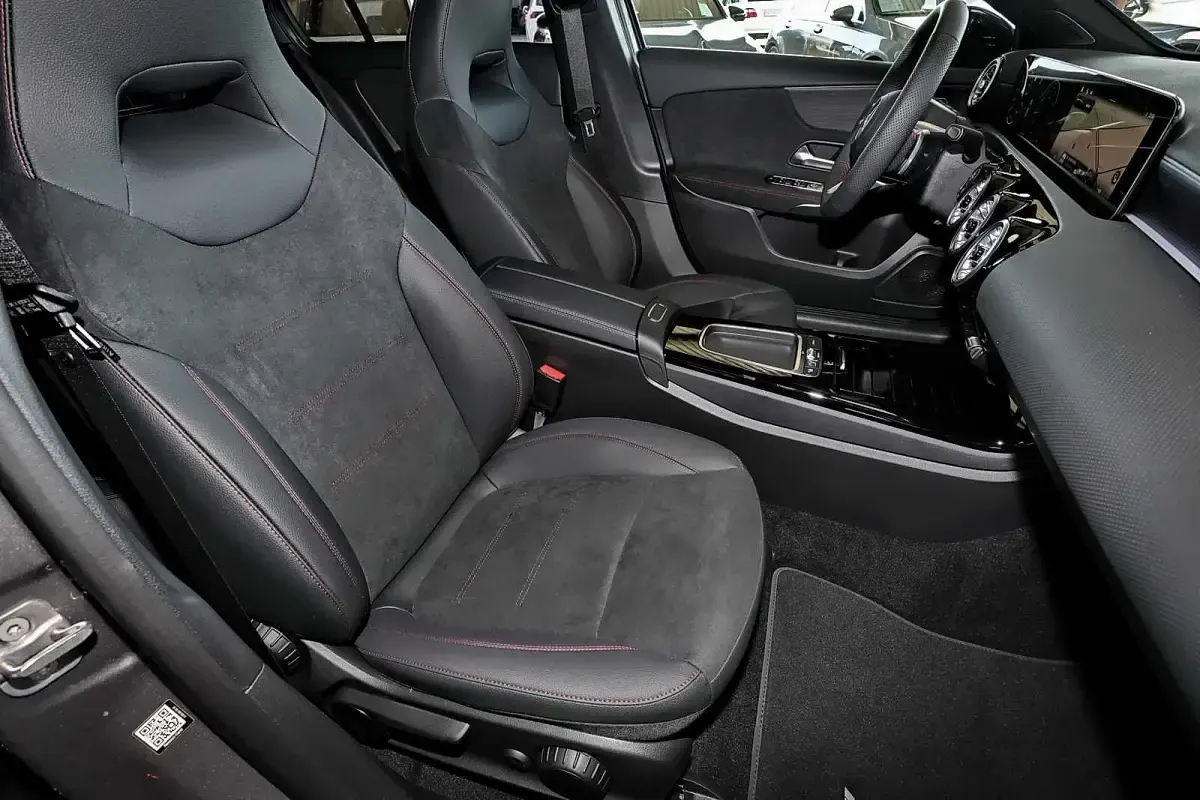 Gebraucht Mercedes A200 AMG 163 PS (119 kW) 2025 Metalliclack mountaingrau Limousine