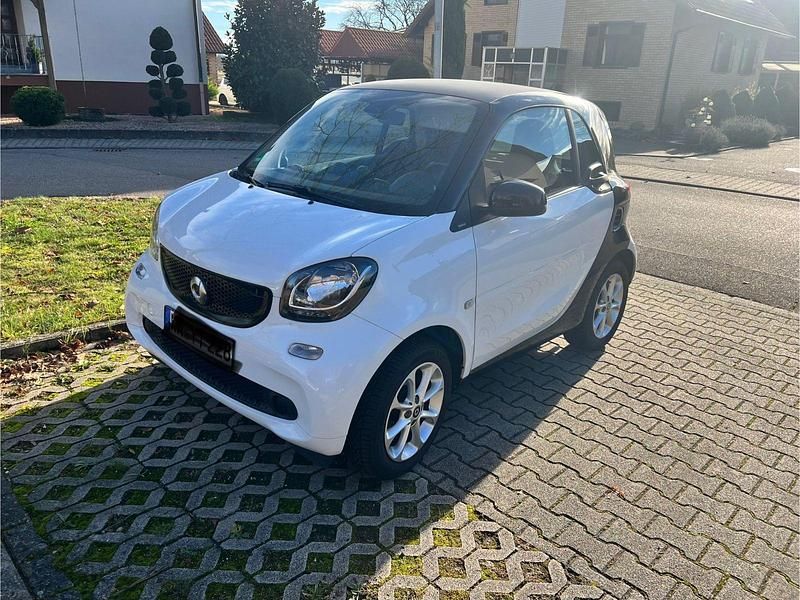 Weiß Gebraucht 2016 Smart ForTwo Coupé Coupé | 9.500 € (Etwas zu teuer) - Bild 1/4