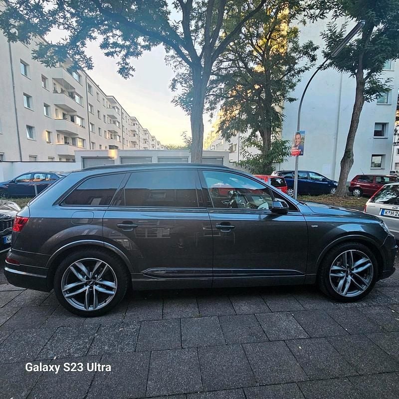 Grau Gebraucht 2019 Audi Q7 S-Line SUV | 34.500 € (Superpreis) - Bild 1/4