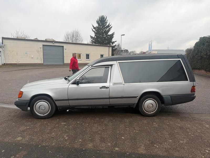Gebraucht Mercedes E230 136 PS (100 kW) 1986 Silber Kombi