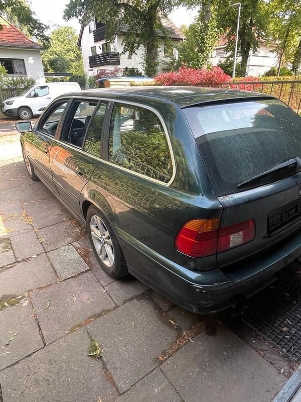 Grün Gebraucht 2003 BMW 520 Kombi | 1.350 € (Superpreis) - Bild 1/4