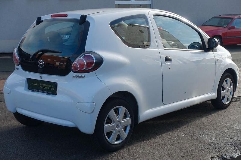 Gebraucht Toyota Aygo 68 PS (50 kW) 2010 Weiß Kleinwagen