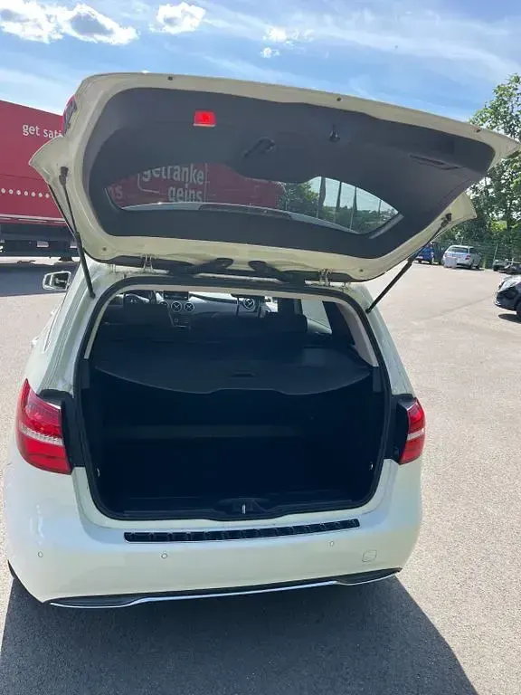 Gebraucht Mercedes B180 109 PS (80 kW) 2015 Weiß Kleinwagen