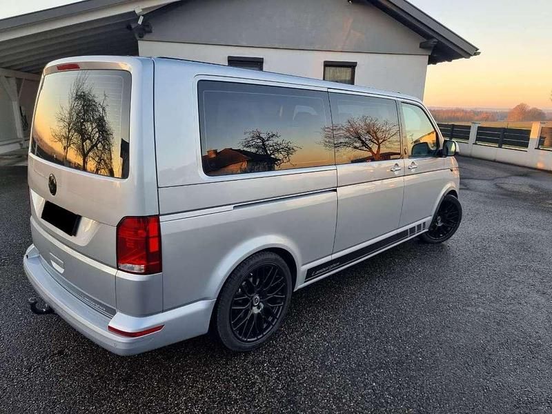 Second-hand VW Multivan 110 CP (80 kW) 2021 Argintiu Monovolum