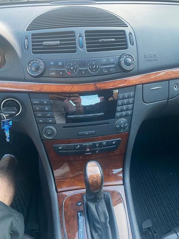 Gebraucht Mercedes E240 177 PS (130 kW) 2005 Grau Limousine