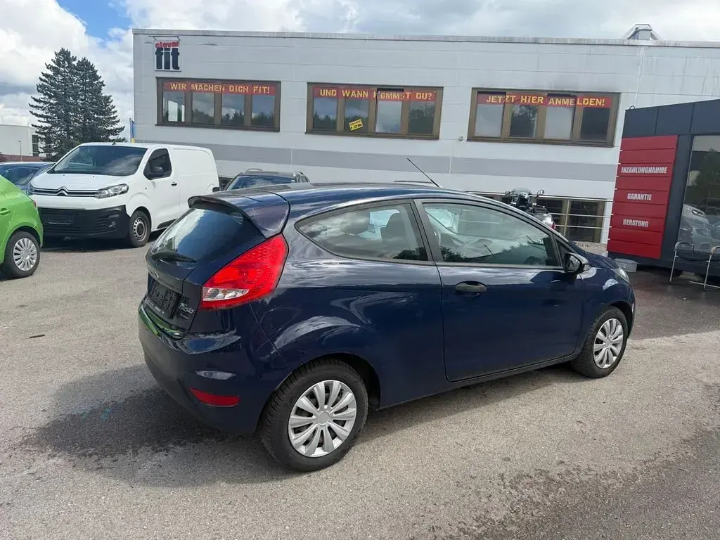 Usata Ford Fiesta Ambiente 60 CV (44 kW) 2012 Blu Berlina