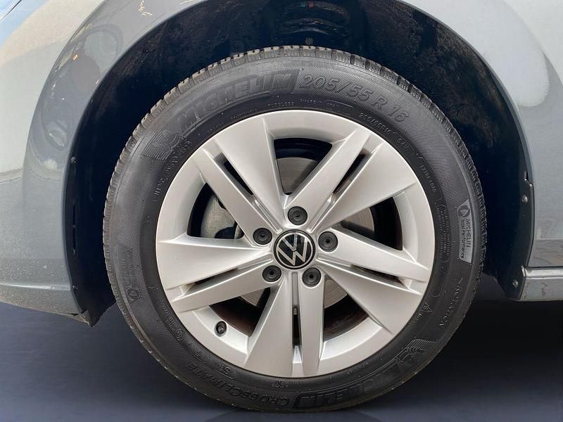 Gebraucht VW Golf VIII Life 131 PS (96 kW) 2023 Grau Limousine