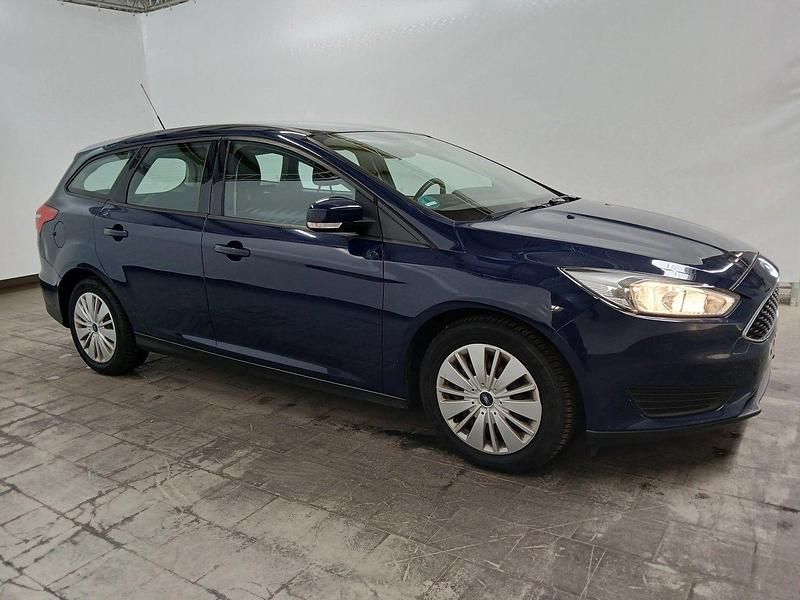 Gebraucht Ford Focus Trend 101 PS (74 kW) 2017 Blau Kombi