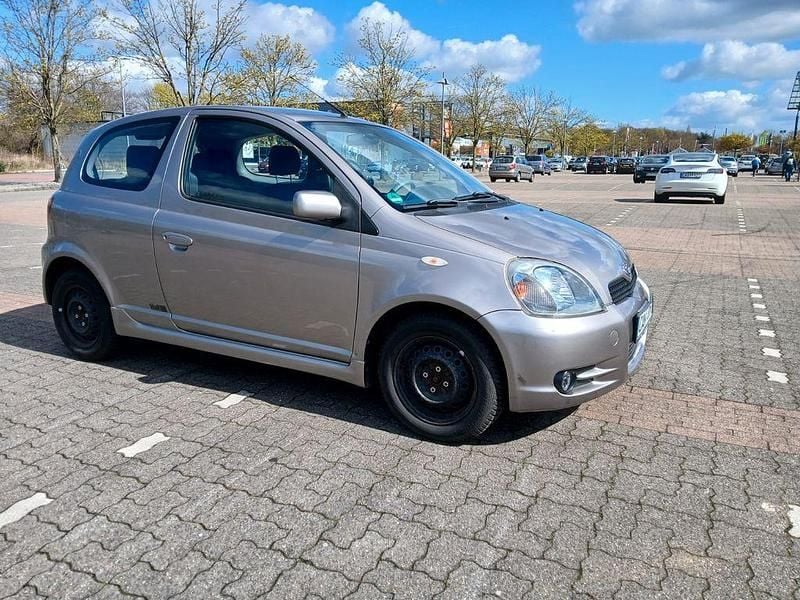 Gebraucht Toyota Yaris 106 PS (77 kW) 2002 Silber Limousine