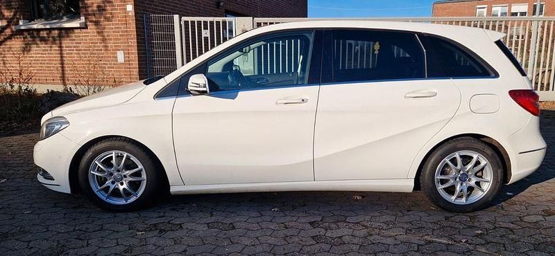 Weiß Gebraucht 2013 Mercedes 200 Sport Limousine | 7.500 € (Superpreis) - Bild 1/4