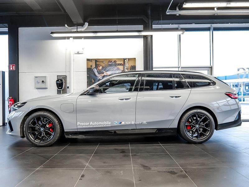 Gebraucht BMW 530e Performance 299 PS (219 kW) 2025 Grau Kombi